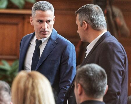 Бурни политически реакции след назначаването на Андрей Гюров 