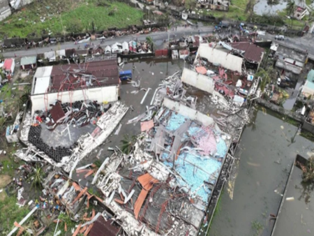 Убийствени ветрове със скорост 250 километра в час удариха пристанищен град