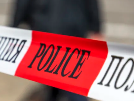 По първоначални данни извършителят е бащата на децата Мъж намушка