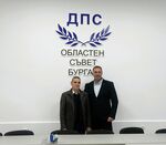 Днес Ешереф Ешереф влезе в централата на ДПС Ново начало в Бургас и се снима под логото на партията с областния лидер Христо Широков