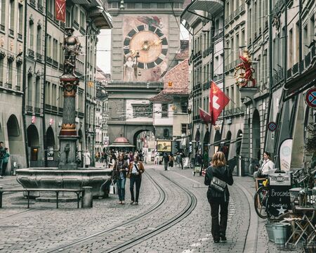 Швейцария гласува на референдум за таван от 10 милиона души население