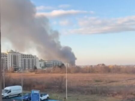 Двуетажната конструкция е изцяло дървена изгоряла е до основи Пожар