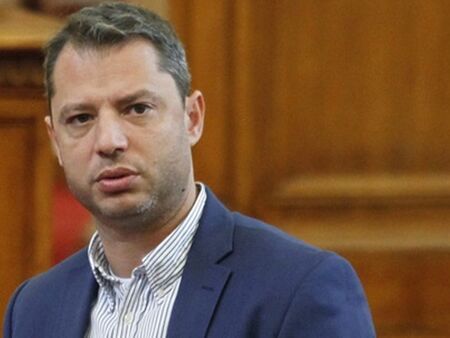 Очаква се до дни той да си тръгне от Народното