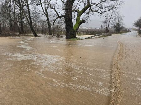 Обстановката около Петрич се усложнява, дъждът не спира