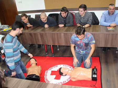 Курсът за кандидат-шофьори в БЧК поскъпна от 110 лева до 100 евро