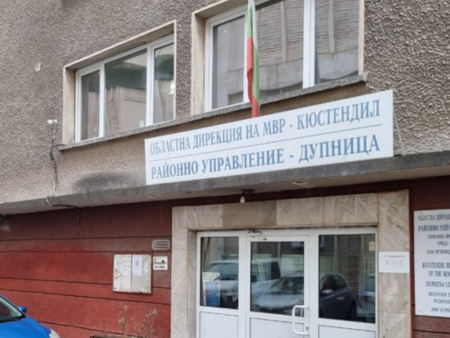 Мъж нападна и намушка с нож българка в градски парк