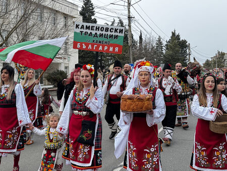 Малки и големи обикаляха целия град през целия ден за