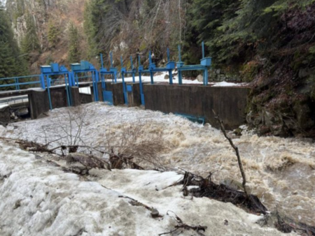 Дива стихия: Родна река излезе от коритото си, заля път