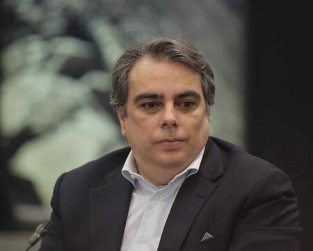 Асен Василев отхвърли внушенията за намеса по случая Петрохан и обяви съдебни действия срещу клевети