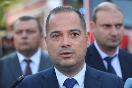 Надежда Йорданова Борислав Сандов и Николай Денков са съдействали за