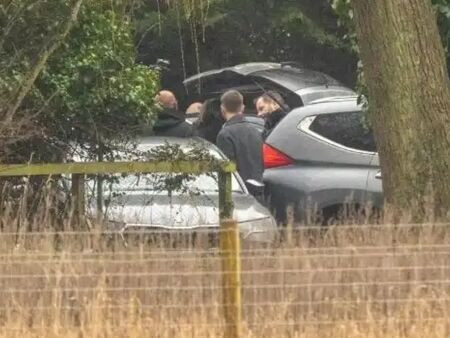 След новите разкрития за Епстийн: Полиция нахлу в дома на принц Андрю Снимки