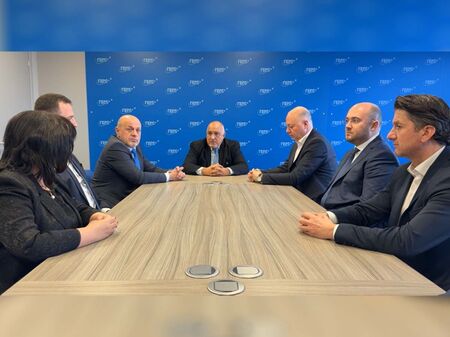 Мисля че този балон който сега надуват а такива сме