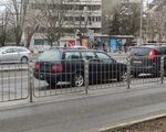 Този автомобил без регистрационни номера повече от месец е спрян на бул. "Демокрация"
