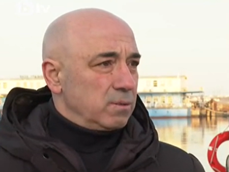 Издирването продължава в него се включиха хеликоптер и фрегатата Дръзки