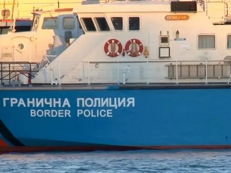 Плавателният съд с трима души на борда 58 годишният капитан