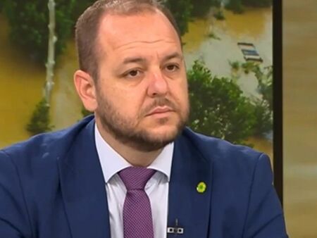 Борислав Сандов разказа за посещение на хижа „Петрохан“ и показа терасата