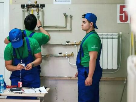 Работодателите търсят строители и шивачи, а гимназиите откриват паралелки по икономика и ресторантьорство