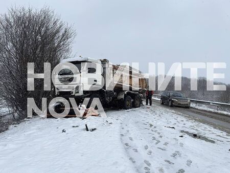 Снегорин и кола се удариха на пътя София-Варна