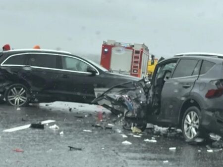 Двама възрастни и дете пострадаха при верижно меле на АМ „Тракия“