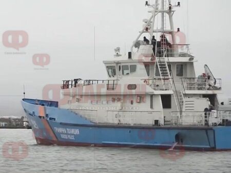 Водолазите стигнаха до потъналия кораб но силното вълнение и теченията