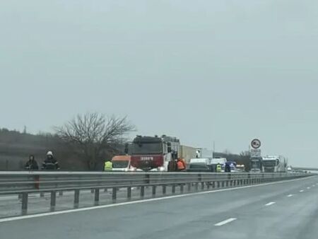 Катастрофа на АМ „Тракия“ край Чирпан, пожарникари рязаха автомобил