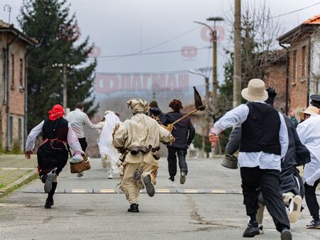 Кукери гониха злото с гайди и чанове в Бродилово