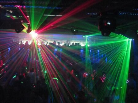 Децата в заведения след 20 часа само с родител, глобата за нарушители става до 10 хил.лева