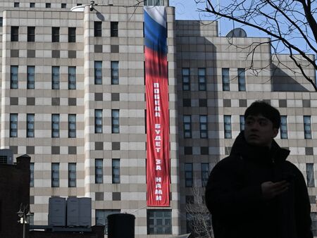 Южна Корея поиска Русия да свали от посолството си надпис „Победата ще бъде наша“