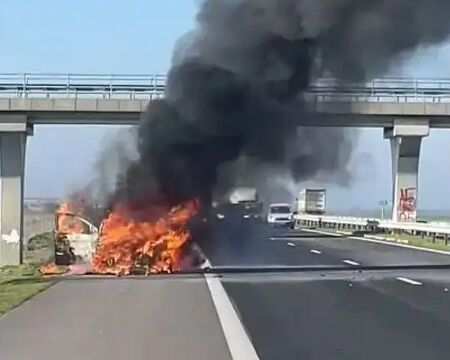 Кола пламна на АМ "Тракия", спряха движението