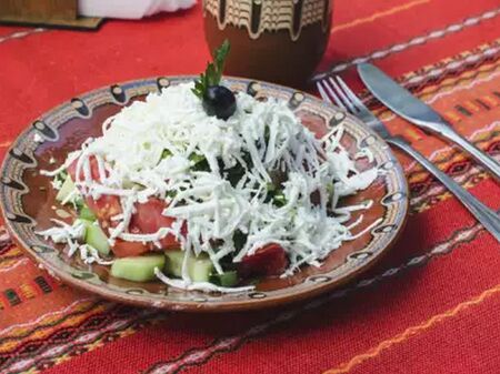 Шопската салата поевтинява, омлетът поскъпва - най-новите промени в цените на хранителни продукти