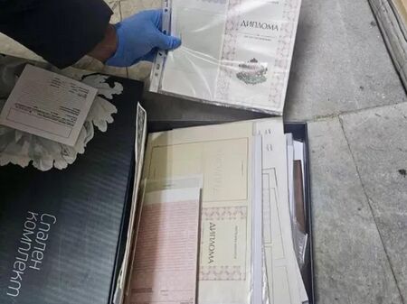 ГДБОП разби работилница за фалшиви дипломи и официални документи
