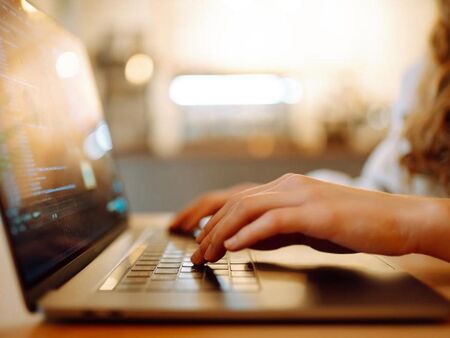 Нашенка от Каблешково завъртя главата на австриец в мрежата, опразни му джобовете 