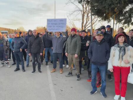 Жители на Каблешково протестират за основен ремонт на пътя Бургас - Каблешково