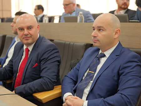 Популизъм или социална мярка? Ще пътуват ли пенсионерите с карти за 1 евро на месец