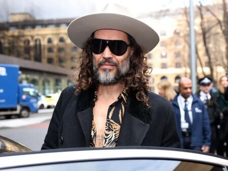 Британският комик Ръсел Бранд пледира невинен по нови 2 обвинения за изнасилване 