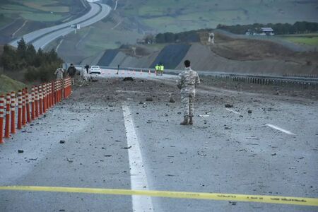 Турски изтребител се разби до магистрала (Видео)