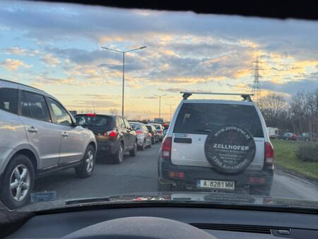 Адско задръстване от „Трапезица“ до кръговото на „Меден рудник“, шофьори висят над час в колоната