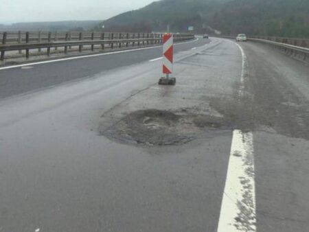 42 опасни дупки зеят по АМ "Тракия" между София и Пловдив