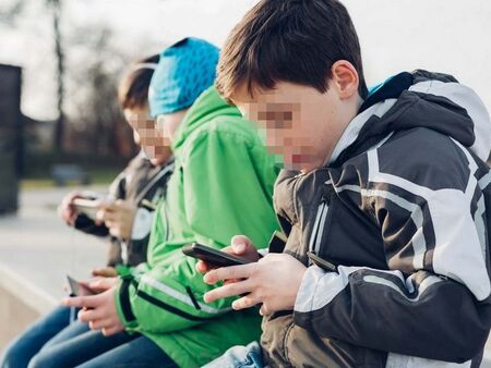 Знаете ли какво правят толкова дълго децата ви на телефона?