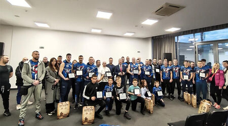 Кметът на община Несебър връчи плакети за принос в развитието на спорта на треньори и състезатели от "Файтинг клуб Несебър"