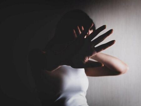 Млада жена преживя истински ужас! Рецидивист я нападна, опита се да я изнасили, а после разби колата й