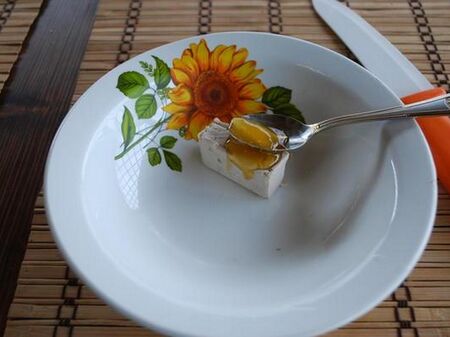 Залейте кубче мая с малко мед и после ще сте ми благодарни цял живот за този трик