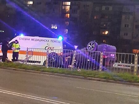 Брутална среднощна катастрофа! Кола се преобърна край „МакДоналдс“ (ВИДЕО)