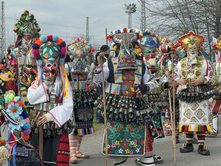 Кукери гонят злите сили в бургаския квартал Долно Езерово