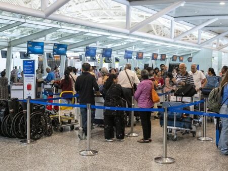 Ударите по Иран блокираха стотици хиляди пътници на летищата в Близкия Изток