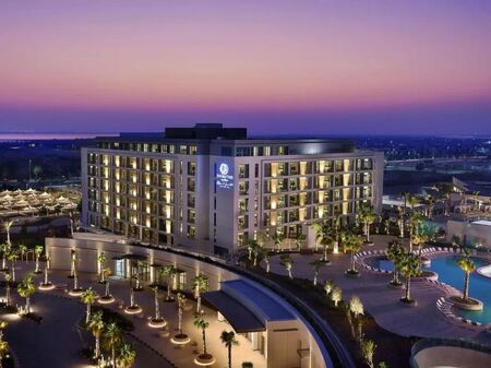 Абу Даби поема хотелските сметки на блокираните туристи