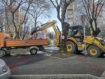 ВиК авария в ж.к. "Братя Миладинови" - наводнени улици