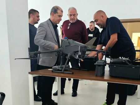 Обучение за управление на безпилотни летателни апарати се проведе в Центъра за върхови постижения "УНИТе"