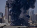 Гъст дим се извива насред Дубай след ирански удар.