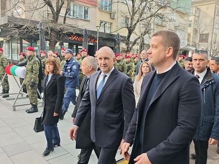 Казва ли един кадър всичко днес: Радев и Тодоров рамо до рамо в Стара Загора